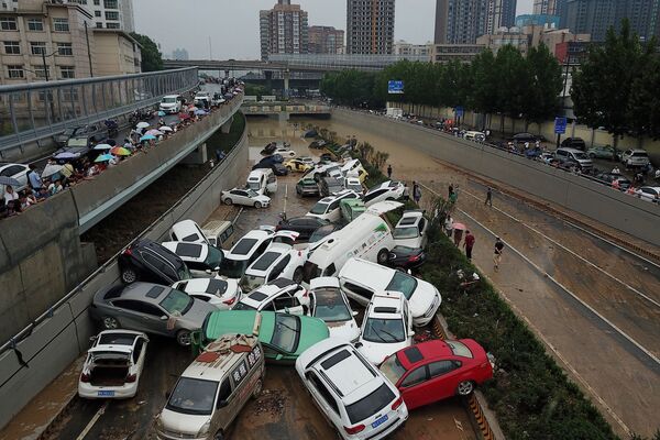 منظر جوي لآثار الفيضانات الناجمة عن أمطار غزيرة في مدينة تشنغتشو، وسط محافظة هينان، الصين 22 يوليو 2021 - سبوتنيك عربي