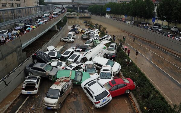 منظر جوي لآثار الفيضانات الناجمة عن أمطار غزيرة في مدينة تشنغتشو، وسط محافظة هينان، الصين 22 يوليو 2021 - سبوتنيك عربي