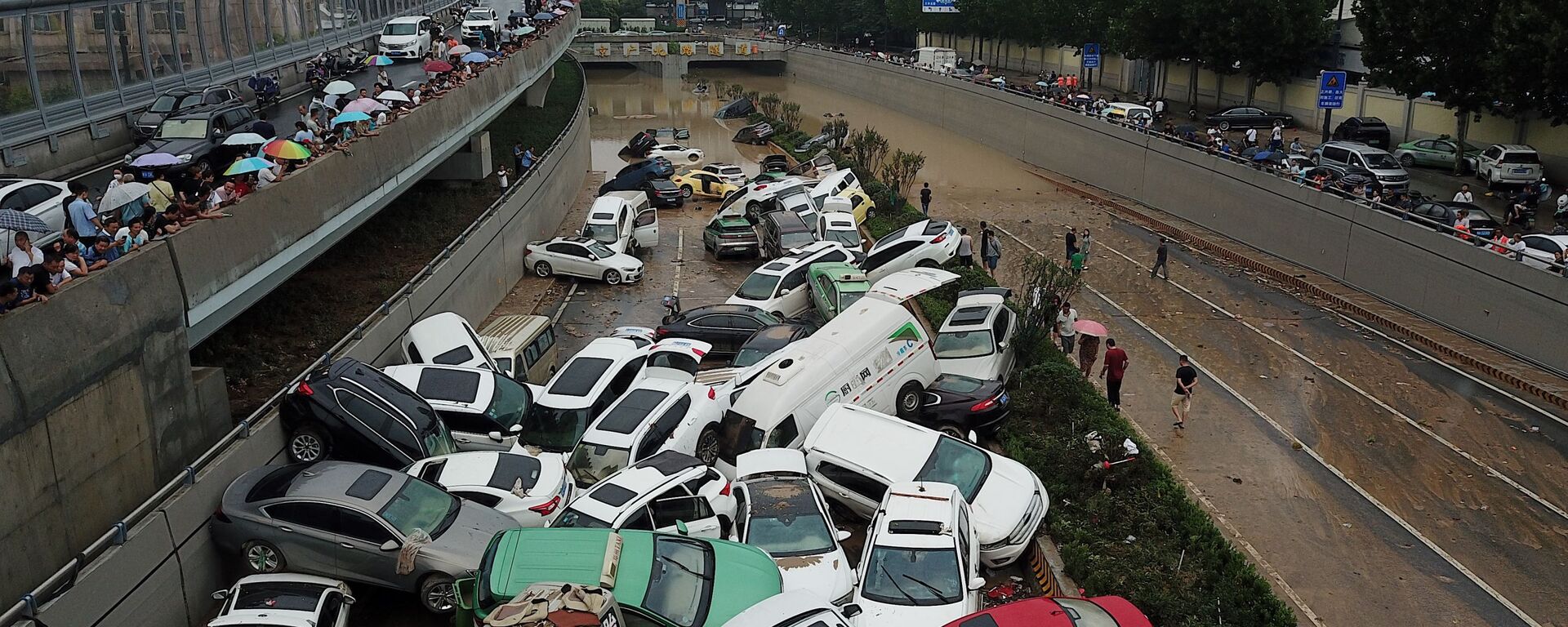 منظر جوي لآثار الفيضانات الناجمة عن أمطار غزيرة في مدينة تشنغتشو، وسط محافظة هينان، الصين 22 يوليو 2021 - سبوتنيك عربي, 1920, 17.08.2021
