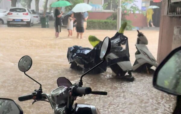 مدينة تشنغتشو التي غمرتها مياه الفيضانات، وسط محافظة هينان، الصين 21 يوليو 2021 - سبوتنيك عربي