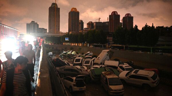 منظر جوي لآثار الفيضانات الناجمة عن أمطار غزيرة في مدينة تشنغتشو، وسط محافظة هينان، الصين 21 يوليو 2021 - سبوتنيك عربي