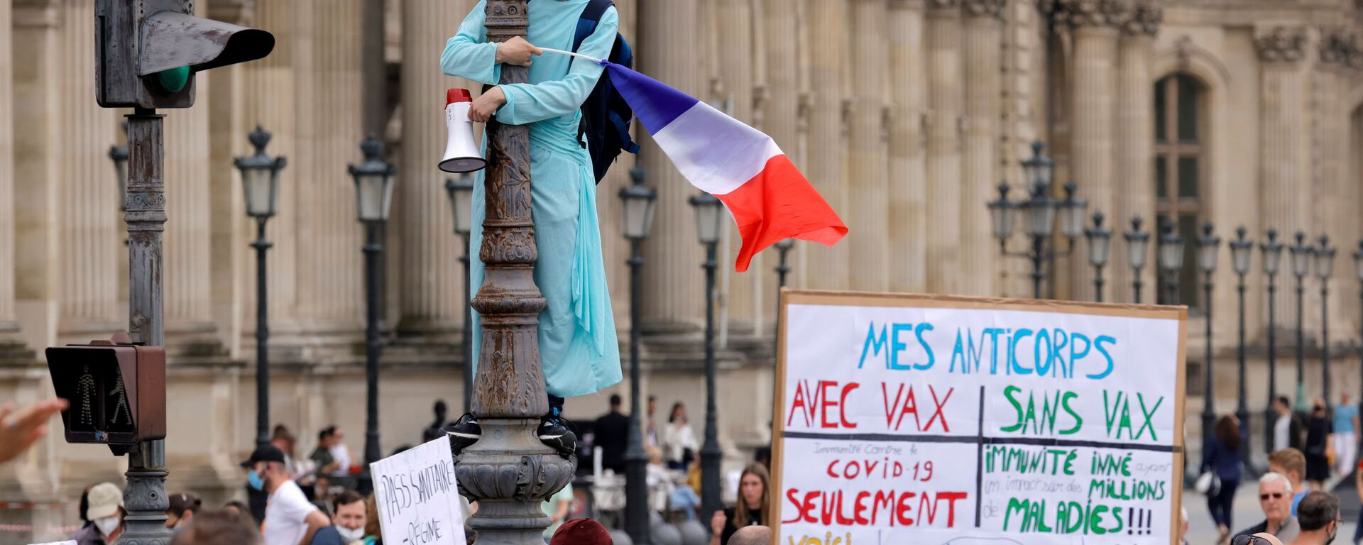 متظاهر يرتدي زي تمثال الحرية يشارك في احتجاجات ضد الإجراءات الجديدة التي أعلنها الرئيس الفرنسي إيمانويل ماكرون لمكافحة تفشي فيروس كورونا (كوفيد -19) في باريس، فرنسا، 17 يوليو 2021 - سبوتنيك عربي, 1920, 25.07.2021