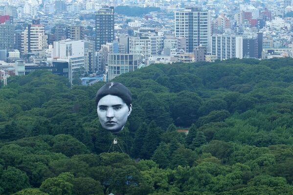 منطاد، الذي ابتكرته المجموعة الفنية اليابانية مي، يطير فوق متنزه يويوجي في طوكيو، اليابان 16 يوليو 2021، وهو جزء من مشروع يسمى ماسايومي - كلمة يابانية تعني الحلم الذي أصبح حقيقة. - سبوتنيك عربي
