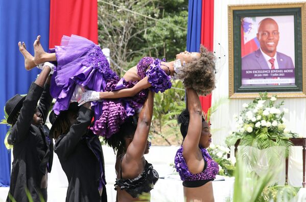 راقصون من هاييتي خلال مراسم التأبين، تكريما للرئيس الهايتي المغتال جوفينيل مويس، في متحف البانثيون الوطني في بورت أو برنس، هايتي، 20 يوليو 2021 - سبوتنيك عربي
