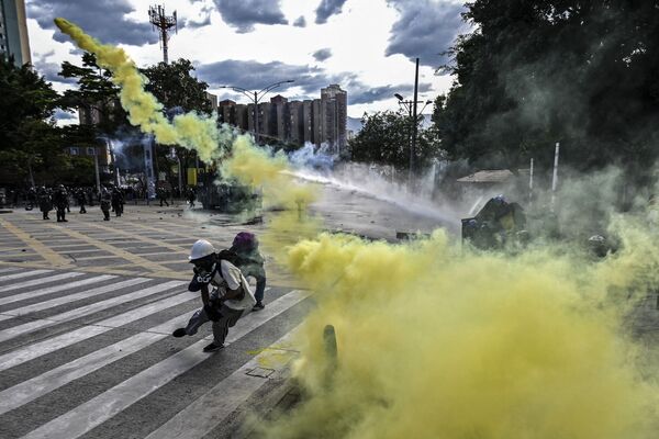 اشتباكات بين المتظاهرين وشرطة مكافحة الشغب خلال احتجاج ضد حكومة الرئيس الكولومبي إيفان دوكي في ميديلين، وذلك  وسط احتفالات عيد الاستقلال في كولومبيا في 20 يوليو 2021 - سبوتنيك عربي