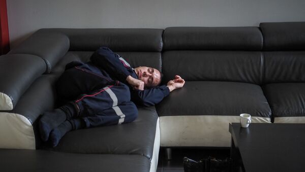رجل ينام على أريكة - سبوتنيك عربي