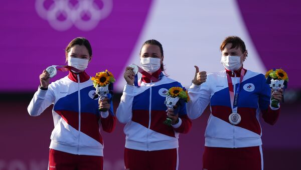 الميداليات الفضية للفريق الروسي لرمي السهم لـ كسينيا بيروفا وإيلينا أوسيبوفا وسفيتلانا غومبويفا - أولمبياد طوكيو - سبوتنيك عربي
