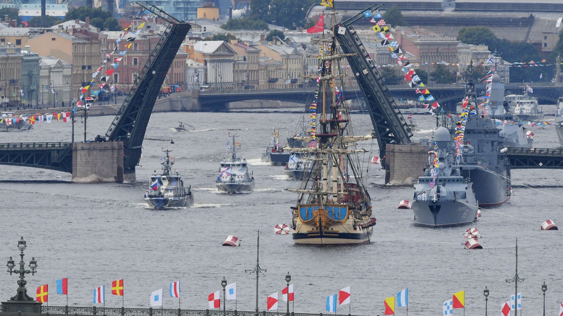 عيد البحرية الروسية في سان بطرسبورغ، الذكرى الـ325 لتأسيس الأسطول البحري، 25 روسيا 2021 - سبوتنيك عربي, 1920, 29.07.2022