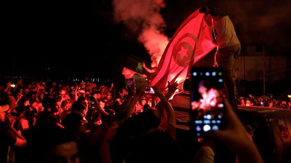 أنصار الرئيس التونسي قيس سعيد يتجمعون في الشوارع بعد إقالة الحكومة وتجميد البرلمان في تونس العاصمة. - سبوتنيك عربي