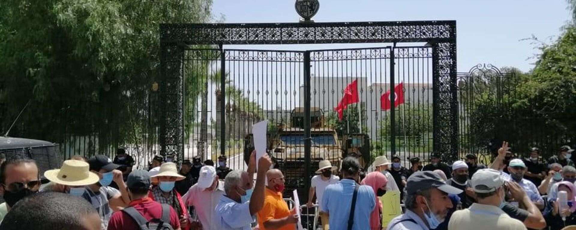 تجمهر التونسيين أمام مقر البرلمان التونسي، تونس 26 يوليو 2021 - سبوتنيك عربي, 1920, 26.07.2021