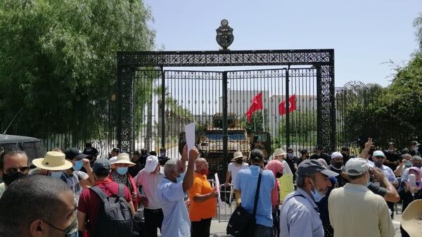 تجمهر التونسيين أمام مقر البرلمان التونسي، تونس 26 يوليو 2021 - سبوتنيك عربي