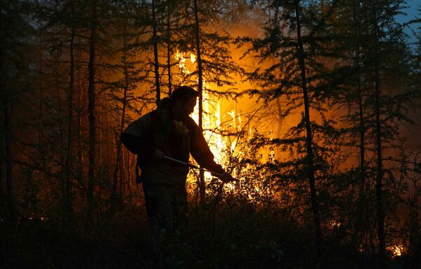 اطفاء الحرائق في ياقوتيا، روسيا  16 يوليو 2021 - سبوتنيك عربي