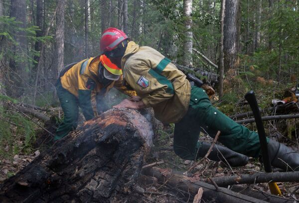 يقوم موظفو أفيا ليسو أوخرانا  لحراسة الغابات بمكافحة الحرائق، بوضع عوائق لمنع انتشارها على نطاق أوسع في ياقوتيا، روسيا 4 يوليو 2021 - سبوتنيك عربي
