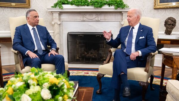 رئيس الوزراء العراقي مصطفى الكاظمي خلال لقائه الرئيس الأمريكي جو بايدن في البيت الأبيض - سبوتنيك عربي