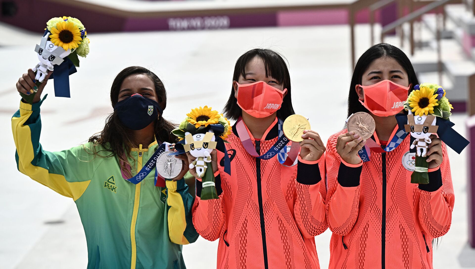 صورة تجمع البرازيلية رايسا ليال (فضية)، اليابانية موميجي نيشيا (ذهبية) واليابانية فونا ناكاياما (برونزية) خلال حفل تتويجهن بأولمبياد طوكيو لتزلج السيدات على اللوح 2020. في 26 يوليو 2021. - سبوتنيك عربي, 1920, 27.07.2021