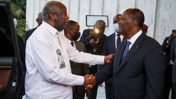 رئيس ساحل العاج واتارا وخصمه السياسي الرئيس السابق غباغبو يتعانقان وسط جهود مصالحة - سبوتنيك عربي