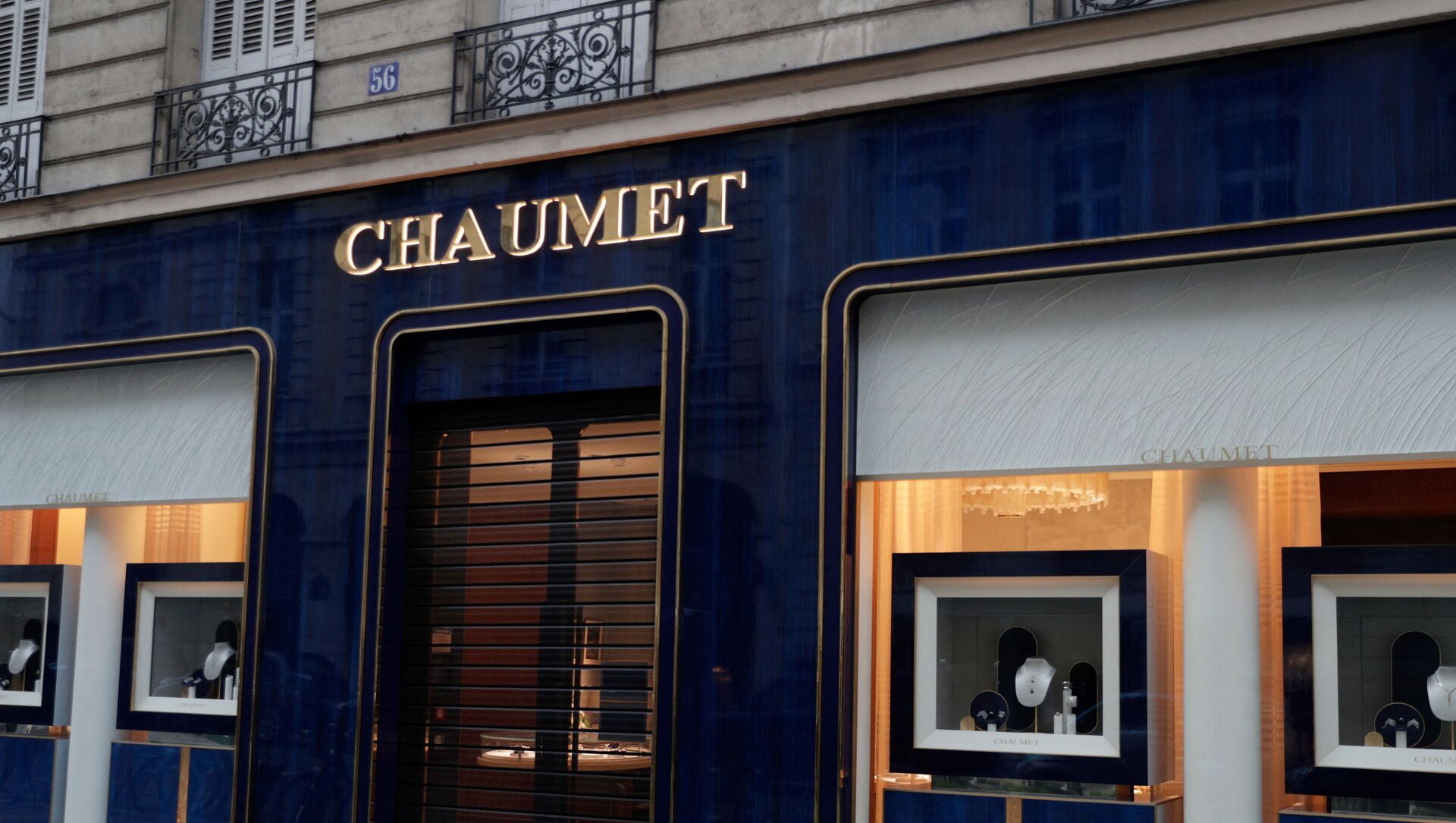 متجر شوميه للمجوهرات بالقرب من شارع الشانزليزيه في وسط باريس الذي تعرض للسطو المسلح - سبوتنيك عربي, 1920, 28.07.2021