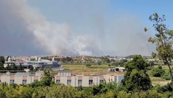 اندلاع حريق ضخم في غابة بالقرب من بلدة مانافغات، 75 كلم شرق المدينة السياحية أنطاليا، تركيا 28 يوليو 2021 - سبوتنيك عربي
