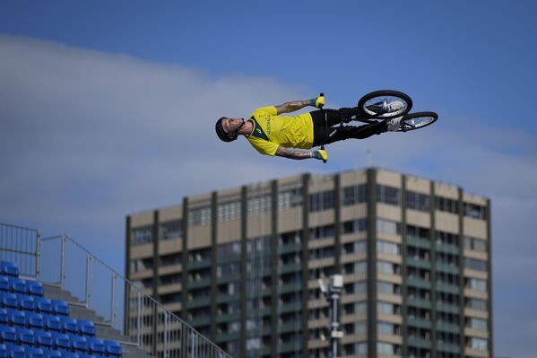 الأسترالي لوغان مارتن يقوم بقفزة عالية على خلفية مبنى سكني قريب، خلال جلسة تدريب BMX Freestyle في أولمبياد طوكيو 2020، اليابان 27 يوليو 2021 - سبوتنيك عربي