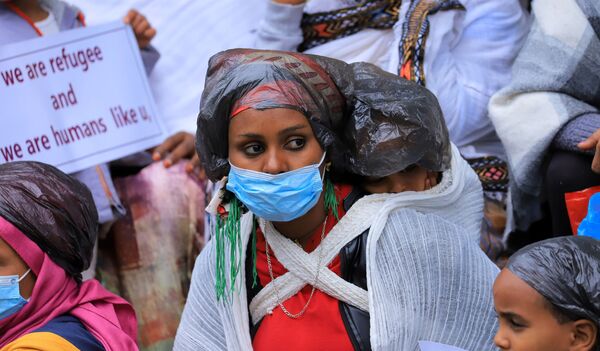 لاجئون إريتريون يتظاهرون أمام مكاتب المفوضية السامية للأمم المتحدة لشؤون اللاجئين، للتنديد بالهجمات على اللاجئين في مخيمي هيتساتس وشيميلبا أثناء الاشتباكات بين قوة الدفاع الوطني الإثيوبية وجبهة تحرير شعب تيغراي في أديس أبابا، إثيوبيا 29 يوليو 2021 - سبوتنيك عربي