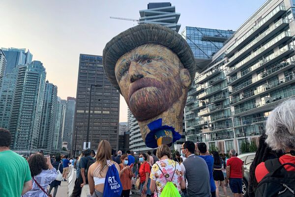 بالون (28 مترًا)، على شكل رأس الرسام الهولندي الشهير فنسنت فان جوخ، كجزء من الترويج لمعرض فان جوخ في تورنتو، أونتاريو، كندا 28 يوليو 2021 - سبوتنيك عربي
