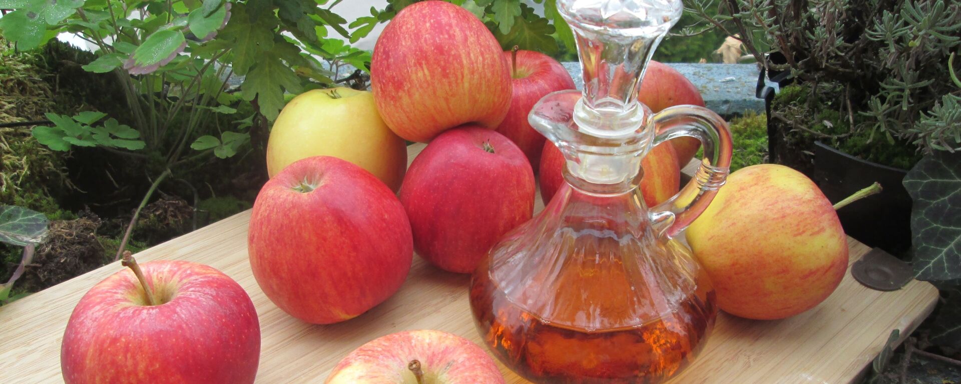 عصير خل التفاح إلى جانب فاكهة التفاح الشهية  - سبوتنيك عربي, 1920, 31.07.2021