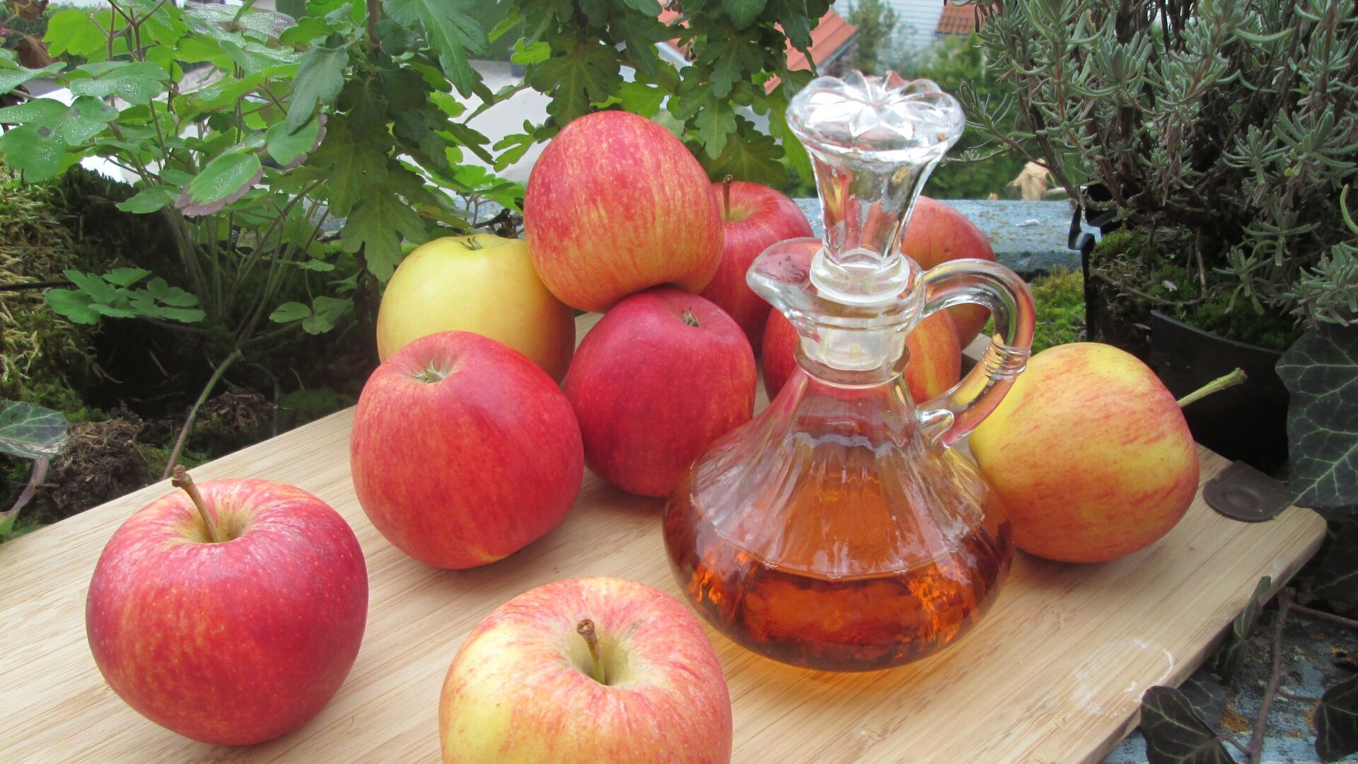 عصير خل التفاح إلى جانب فاكهة التفاح الشهية  - سبوتنيك عربي, 1920, 31.07.2021