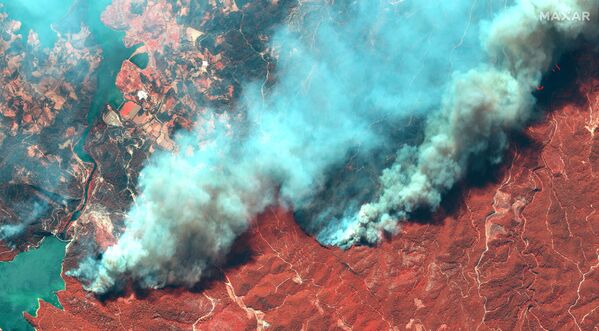 تُظهر صورة الأقمار الصناعية الملونة بالأشعة تحت الحمراء حرائق الغابات بالقرب من أويمابينار في منافغات القريبة من مدينة أنطاليا، تركيا في 29 يوليو 2021 - سبوتنيك عربي