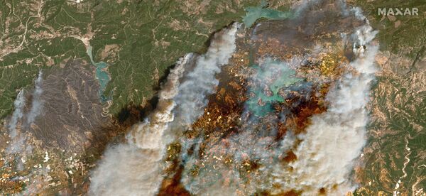 تُظهر صورة الأقمار الصناعية حرائق الغابات بالقرب من أويمابينار في منافغات القريبة من مدينة أنطاليا، تركيا في 29 يوليو 2021 - سبوتنيك عربي