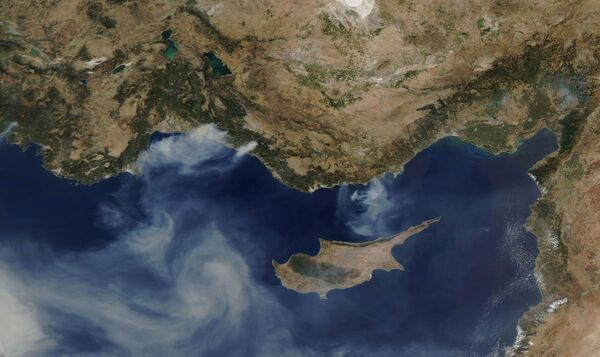 تُظهر صورة الأقمار الصناعية حرائق الغابات الممتدة على طول الساحل الجنوبي لتركيا في 30 يوليو 2021 - سبوتنيك عربي
