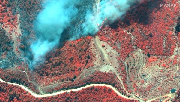 تُظهر صورة الأقمار الصناعية الملونة بالأشعة تحت الحمراء حرائق الغابات بالقرب من أويمابينار في منافغات القريبة من مدينة أنطاليا، تركيا في 29 يوليو 2021 - سبوتنيك عربي
