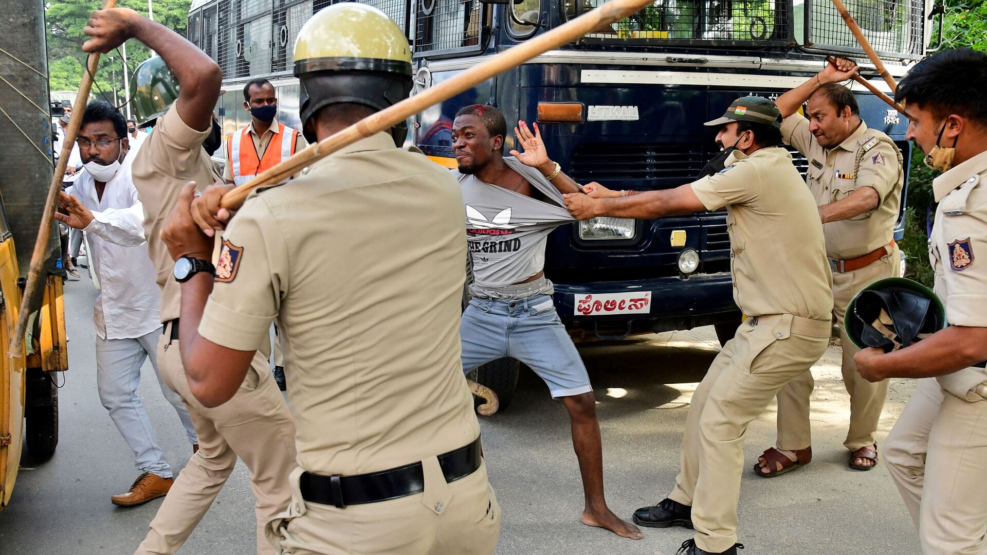 الشرطة الهندية تشتبك بالهروات مع محتجين أفارقة بعد وفاة رجل من الكونغو في الحجز الاثنين 2 أغسطس 2021 - سبوتنيك عربي, 1920, 13.11.2021