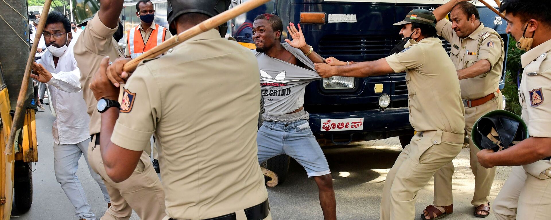 الشرطة الهندية تشتبك بالهروات مع محتجين أفارقة بعد وفاة رجل من الكونغو في الحجز الاثنين 2 أغسطس 2021 - سبوتنيك عربي, 1920, 17.04.2022
