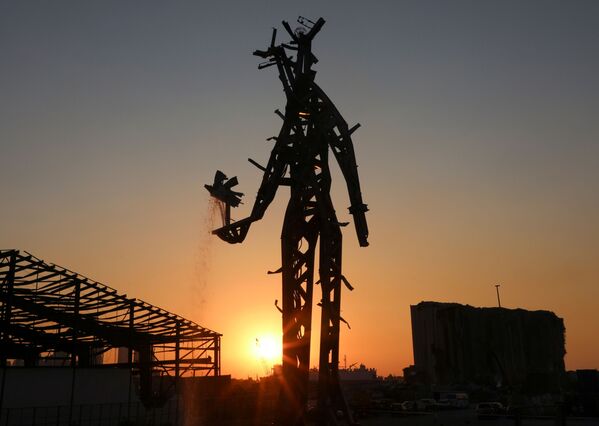 تمثال الرمز، من عمل الفنان المعماري نديم كرم، الذي شيد في موقع انفجار مرفأ بيروت، 2 أغسطس 2021 - سبوتنيك عربي