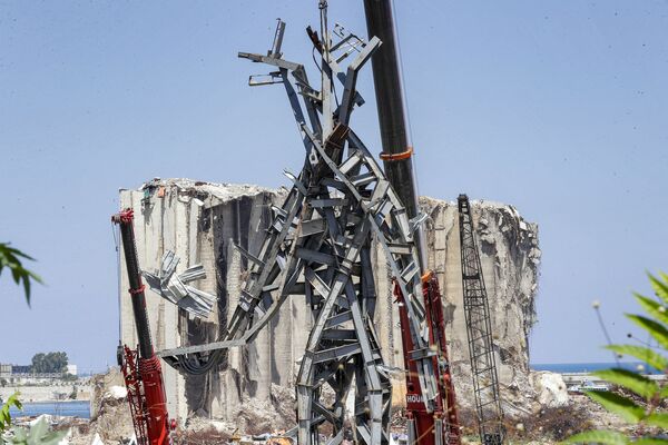 تمثال الرمز، من عمل الفنان المعماري نديم كرم، الذي شيد في موقع انفجار مرفأ بيروت، 28 يوليو 2021 - سبوتنيك عربي
