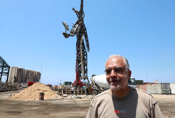 تمثال الرمز، من عمل الفنان المعماري نديم كرم، الذي شيد في موقع انفجار مرفأ بيروت، 27 يوليو 2021 - سبوتنيك عربي