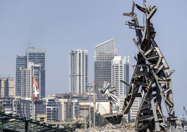 تمثال الرمز، من عمل الفنان المعماري نديم كرم، الذي شيد في موقع انفجار مرفأ بيروت، 28 يوليو 2021 - سبوتنيك عربي