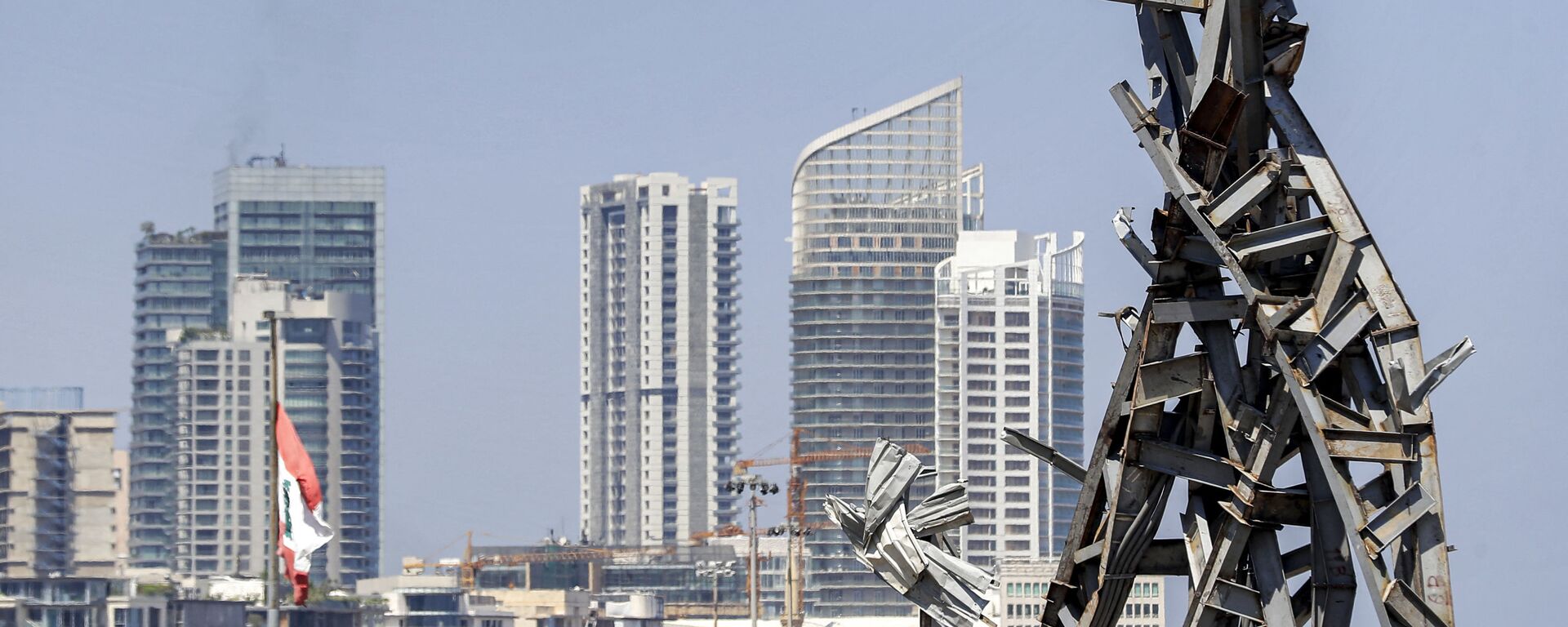 تمثال الرمز، من عمل الفنان المعماري نديم كرم، الذي شيد في موقع انفجار مرفأ بيروت، 28 يوليو 2021 - سبوتنيك عربي, 1920, 14.12.2021