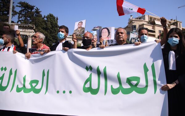 انطلاق مسيرة أهالي ضحايا انفجار مرفأ بيروت بحضور المحامين والنقيب، بيرون، لبنان 4 أغسطس 2021 - سبوتنيك عربي