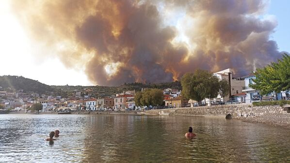 اشتعال حرائق الغابات في جزيرة إيفيا، اليونان 3 أغسطس 2021 - سبوتنيك عربي