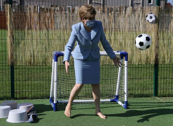 رئيسة الوزراء الاسكتلندية أثناء زيراتها روضة أطفال في فالين، بريطانيا 4 أغسطس 2021 - سبوتنيك عربي
