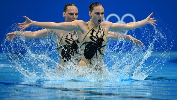 الروسيتان سفيتلانا كوليسنيتشينكو وسفيتلانا روماشينا أثناء فقرتهن للسباحة الإيقاعية في أولمبياد طوكيو 2020، 4 أغسطس 2021 - سبوتنيك عربي