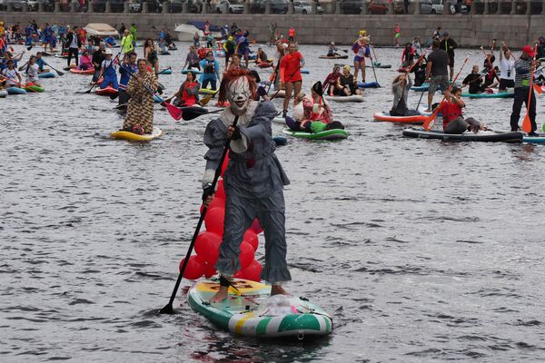 يوجه الناس ألواح التجديف الخاصة بهم على طول قناة خلال مهرجان SUP (Stand Up Paddle) - ركوب الأمواج في سان بطرسبرغ، روسيا، 31 يوليو 2021 - سبوتنيك عربي