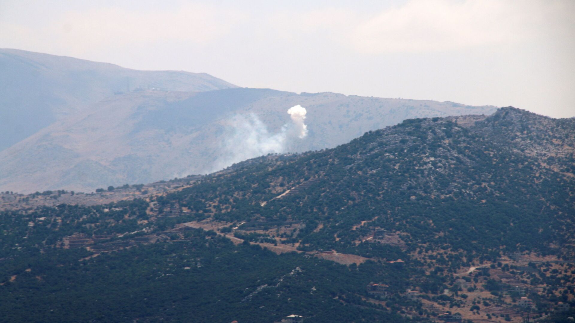 موقع قصف سلاح الجو الإسرائيلي في إبل السقي، على الحدود اللبنانية مع إسرائيل،  جنوب لبنان 6 أغسطس 2021 - سبوتنيك عربي, 1920, 06.08.2021