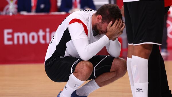 لاعب المنتخب المصري لكرة اليد يحبس دموعه أثناء حديث عن الخروج من أولمبياد طوكيو 2020 - سبوتنيك عربي
