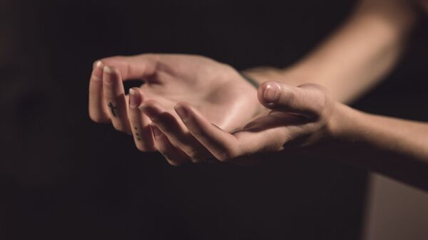 يد الإنسان مع الكف  - سبوتنيك عربي