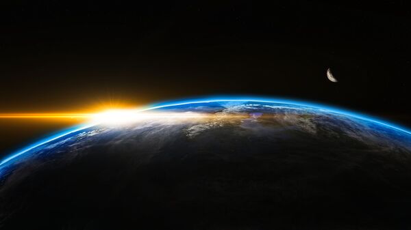 كوكب الأرض والقمر أثناء شروق الشمس - سبوتنيك عربي
