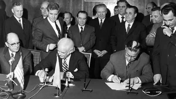 دونالد كيندال ، رئيس شركة بيبسي الأمريكية، يزور الاتحاد السوفيتي لتوقيع اتفاقية افتتاح مصنع تعبئة بيبسي كولا في مدينة نوفوروسيسك - سبوتنيك عربي