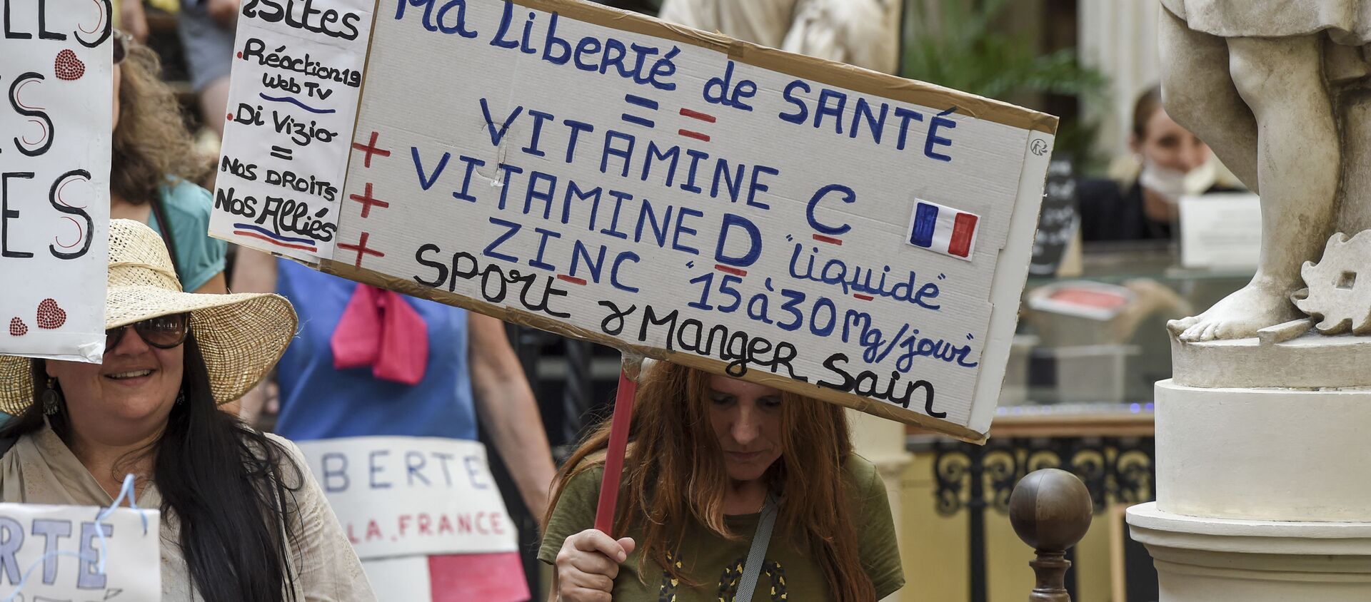 محتجون في فرنسا ينددون بقواعد الشهادة الصحية الخاصة بكورونا - سبوتنيك عربي, 1920, 14.08.2021