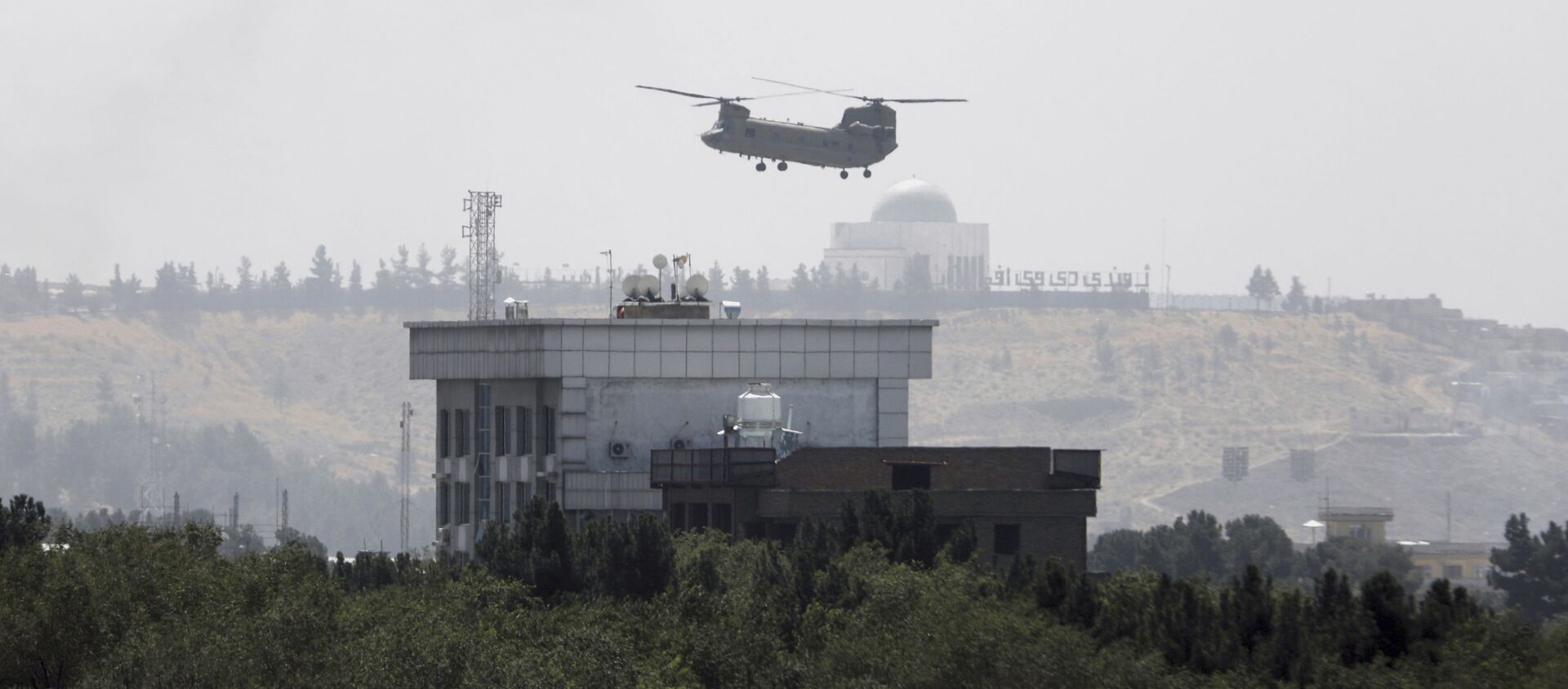 هليكوبتر أمريكية تحلق بالقرب من سفارة واشنطن في كابول خلال الإجلاء وإنزال العلم الأمريكي 16 أغسطس 2021 - سبوتنيك عربي, 1920, 16.08.2021